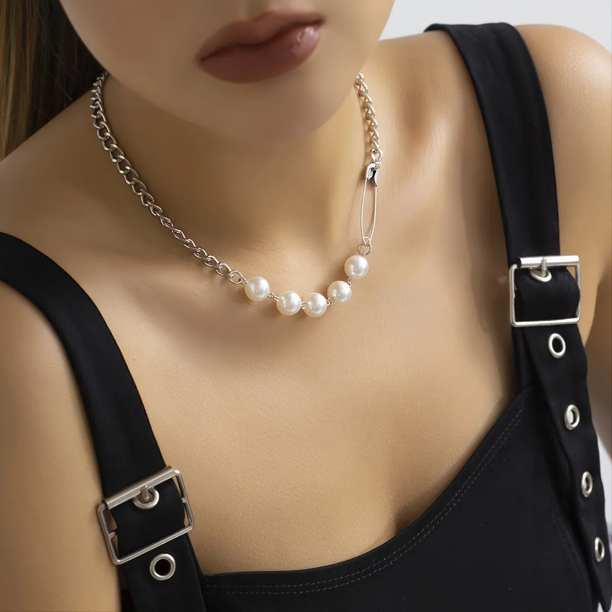 1pc Fashion Pearl Deformed Knot Decor Hollow Out Chain Necklace