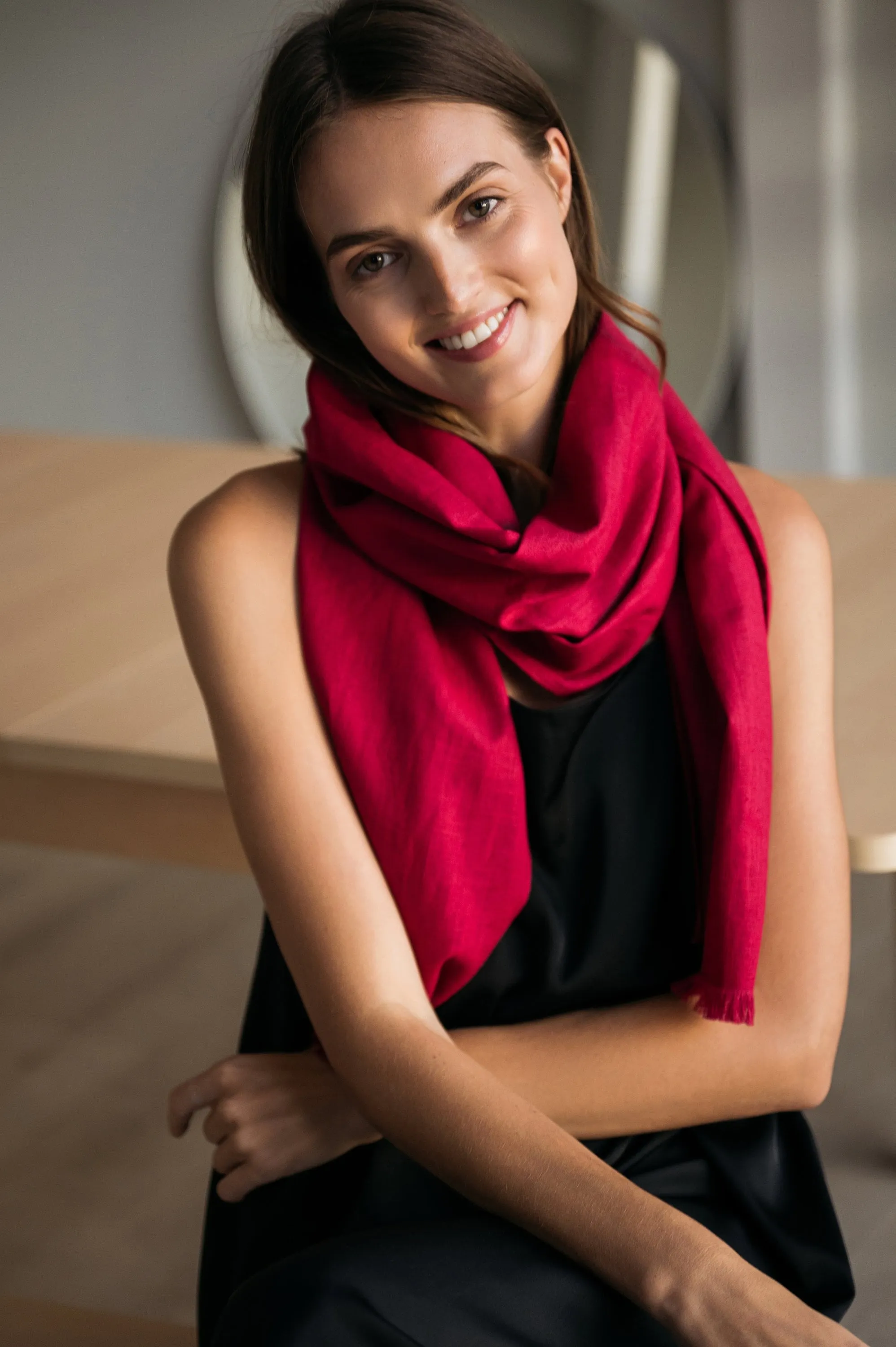 LeMuse small SHADOW linen scarf, Cerise