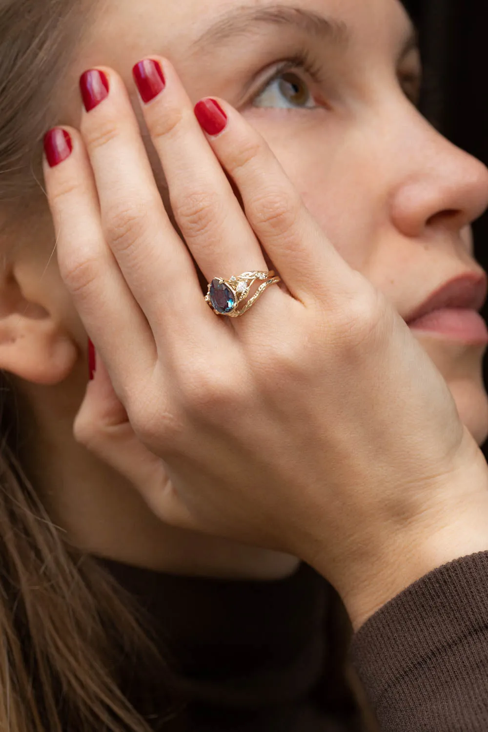 Pear alexandrite leaf bridal ring set, engagement ring set with colour changing gemstone / Patricia