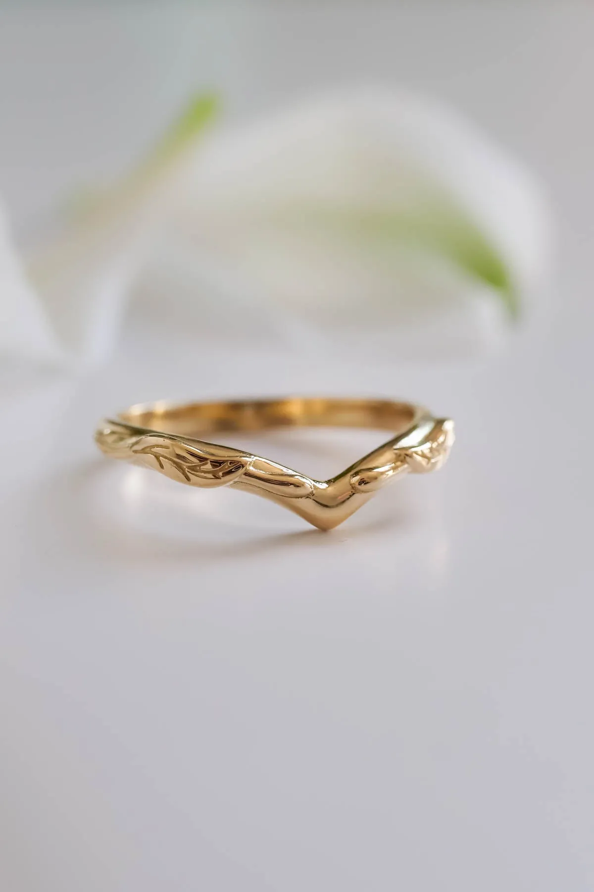 Simple curved stacking wedding band / Wisteria